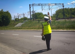 policjant mierzący prędkość