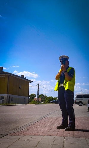 policjant mierzący prędkość