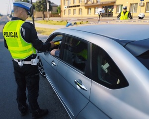 policjant mierzący prędkość