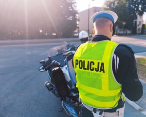 policjant mierzący prędkość