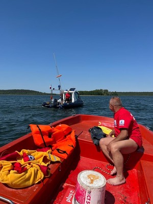 na wodzie łódź policyjna na łodziach osoby w wodzie żaglówka