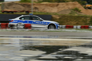 Policjanci w radiowozie w trakcie ćwiczeń