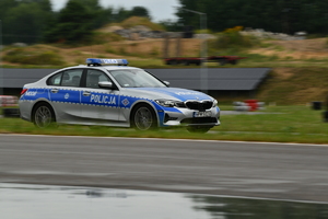 Policjanci w radiowozie w trakcie ćwiczeń