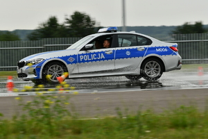 Policjanci w radiowozie w trakcie ćwiczeń