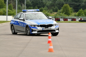 Policjanci w radiowozie w trakcie ćwiczeń