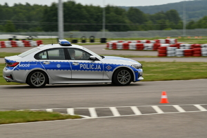 Policjanci w radiowozie w trakcie ćwiczeń