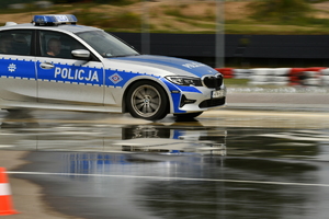 Policjanci w radiowozie w trakcie ćwiczeń