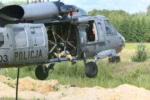 ćwiczenia kontrterrorystów z policyjnym black hawk