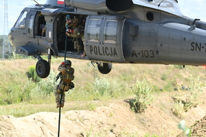 ćwiczenia kontrterrorystów z policyjnym black hawk