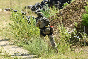 ćwiczenia kontrterrorystów z policyjnym black hawk