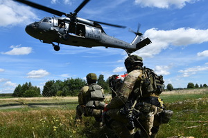 Ćwiczenia kontrterrorystów z policyjnym Black Hawk