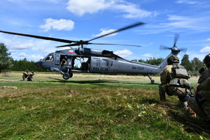 Ćwiczenia kontrterrorystów z policyjnym Black Hawk