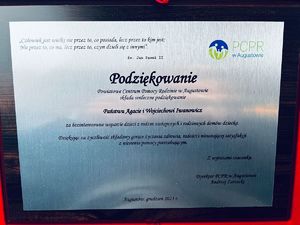 Człowiek jest wielki nie przez to, co posiada, lecz przez to kim jest. Nie przez to, co ma, lecz przez to, czym dzieli się z innymi,

Św. Jan Pavel II

PCPR w Augustowie

Podziękowanie

Powiatowe Centrum Pomocy Rodzinie w Augustowie składa serdeczne podziękowanie

Państwu Agacie i Wojciechowi Iwanowicz

za bezinteresowne wsparcie dzieci z rodzin zastępczych i rodzinnych domów dziecka

Dziękując za życzliwość składamy gorące życzenia zdrowia, radości i nieustającej satysfakcji z niesienia pomocy potrzebującym.

Z wyrazami szacunku

Dyrektor PCPR w Augustowie
 Andrzej Zarzecki

Augustów, grudzień 2023 r.