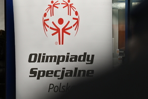 Policjanci i uczestnicy biegu z Pochodnią Strzegących Prawa na rzecz Olimpiad Specjalnych