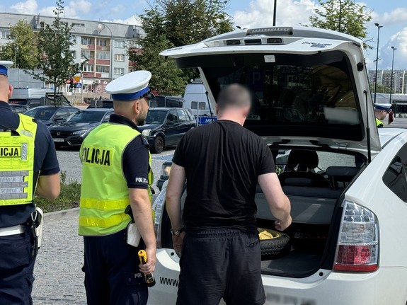 policjanci kontrolują taksówki