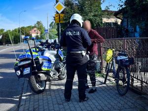 policjanci kontrolują kierowców jednośladów