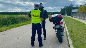 policjanci kontrolują kierowców jednośladów