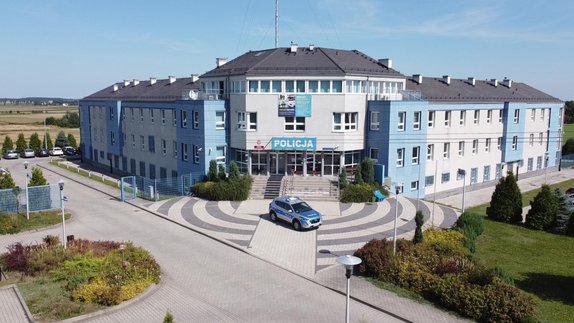 zrzut z ekranu na którym widzimy budynek komendy policji w prudniku