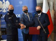 wojewoda opolski, inspektor ochrony środowiska i komendant wojewódzki policji w trakcie podpisywania porozumienia