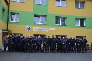 policjanci stoją na zbiórce