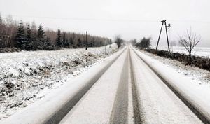 zdjęcie oblodzonej i zaśnieżonej jezdni