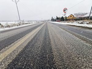 zdjęcie oblodzonej i zaśnieżonej jezdni