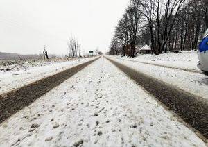 zdjęcie oblodzonej i zaśnieżonej jezdni