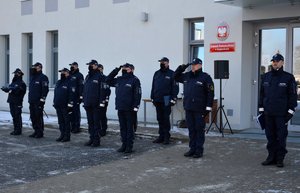 policjanci stoją w dwuszeregu