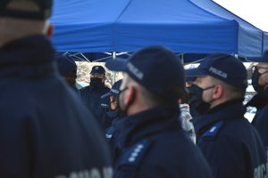 policjanci stoją obok siebie