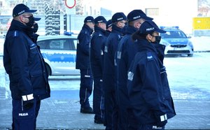 policjanci stoją w dwuszeregu