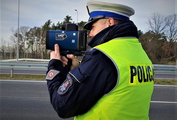 policjant z miernikiem prędkości