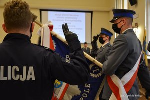 policjant ślubuje w tle poczet sztandarowy