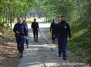 policjanci w trakcie poszukiwań