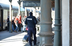 policjant idzie wzdłuż dworca