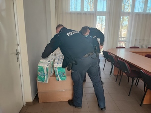 policjant przenosi paczki