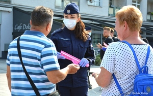 policjantka rozdaje dblaski