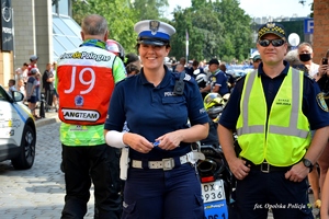 policjantka stoi obok strażnika miejskiego