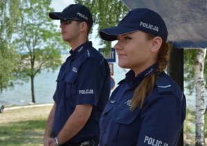 policjantka stoi obok policjanta