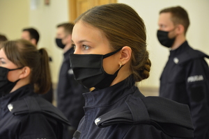 policjanci składający ślubowanie stoją w dwuszeregu