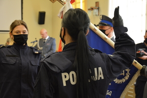 policjanci w trakcie ślubowania z uniesioną prawą dłonią