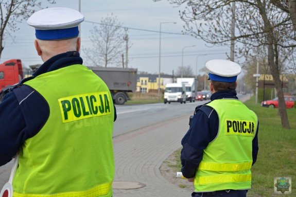 2 policjanci stoją przy ulicy