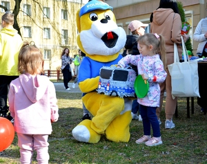 maskotka policuś rozdaje cukierki