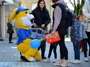 policuś kuca obok dziecka