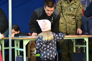 dziecko rozmawia z uczniem klasy policyjnej