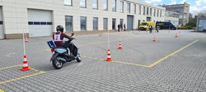 po placu jedzie motocyklista