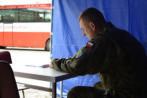 zbiórka krwi i policjanci oddający krew