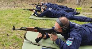 policjanci leżą i strzelają