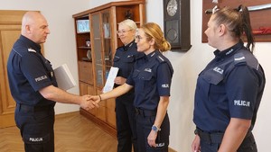 Komendant Wojewódzki Policji w Opolu wręcza list gratulacyjny policjantce