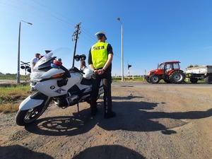 policjant obserwuje drogę