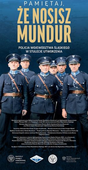 na plakacie 4 policjanci i napis &quot;pamiętaj że nosisz mundur&quot;